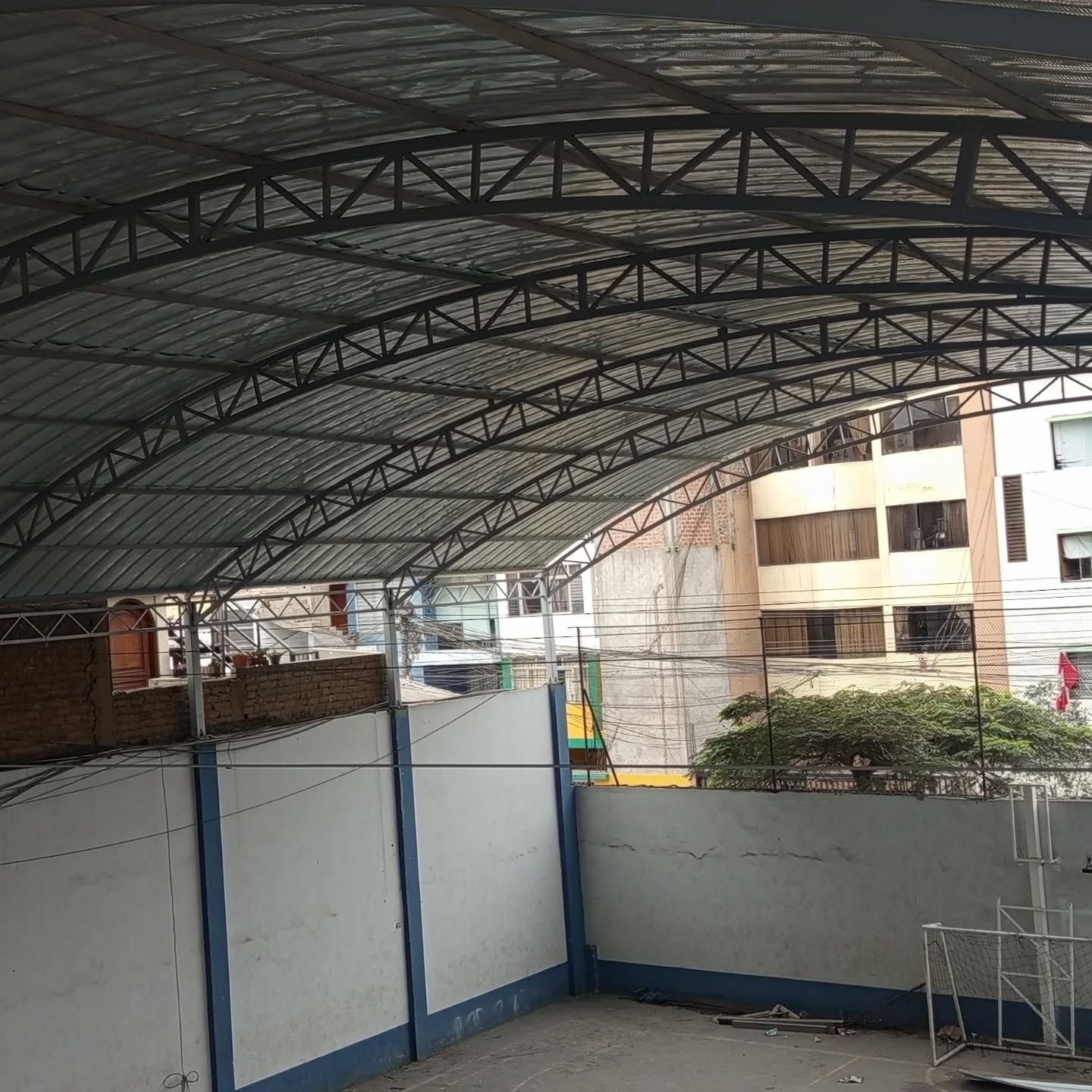Techo parabólico - vista exterior con edificios al fondo