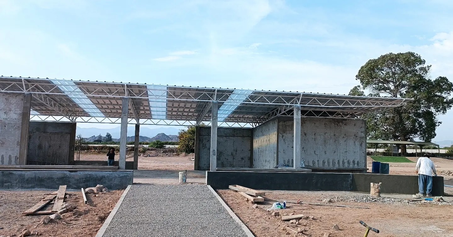 Techo plano agroindustrial - estructura metálica blanca en campo abierto